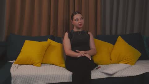 Hi my name is Daniela Im new here but I really like to chat online show from 11.04.25