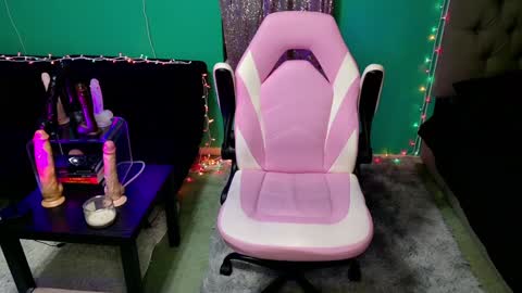 Snapshot of danielle_banks chatting on 12.21.24 Danielle Banks online show from 12.21.24