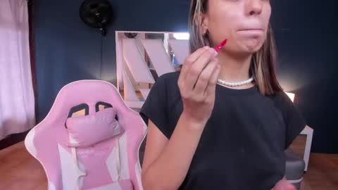 Snapshot of danna_petiite chatting on 05.22.26 danna online show from 05.22.26