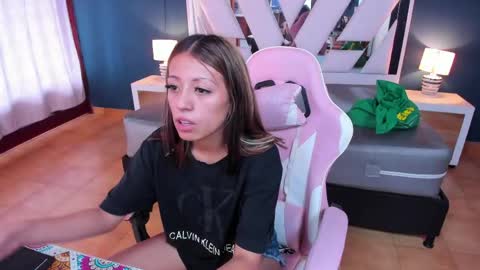 Snapshot of danna_petiite chatting on 05.25.26 danna online show from 05.25.26