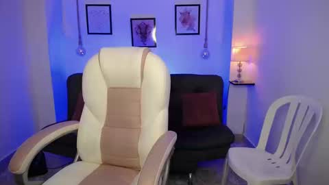 Snapshot of danna_rouse_ chatting on 11.05.25 Danna online show from 11.05.25