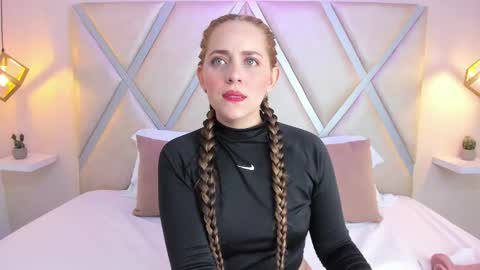 Snapshot of dannacouper chatting on 10.03.25 Danna online show from 10.03.25