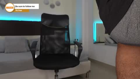 Snapshot of danteestone chatting on 11.27.25 Dante online show from 11.27.25