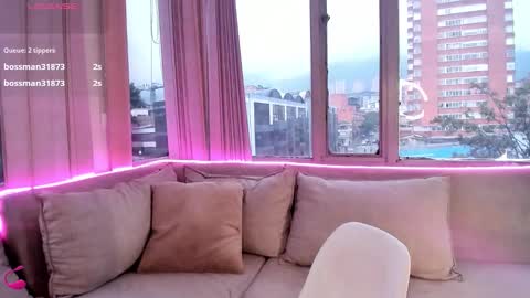 Snapshot of daphne_chers chatting on 10.22.25 daphne_chers online show from 10.22.25