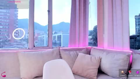 Snapshot of daphne_chers chatting on 10.23.25 daphne_chers online show from 10.23.25