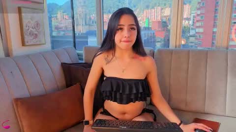 Snapshot of daphne_chers chatting on 10.24.25 daphne_chers online show from 10.24.25