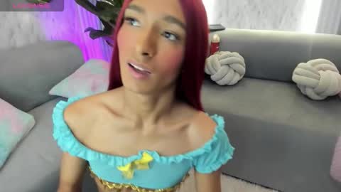 Snapshot of dara_petite_ chatting on 10.10.25 online show from 10.10.25