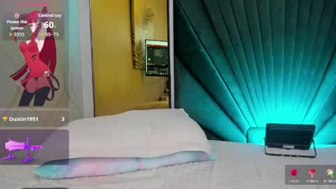 Snapshot of dara_petite_ chatting on 10.19.25 online show from 10.19.25