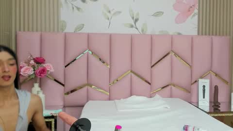 Snapshot of dara_petite_ chatting on 10.30.25 online show from 10.30.25