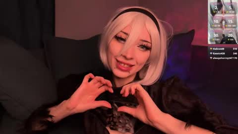 Snapshot of darkfirenight chatting on 10.09.25 Yuu online show from 10.09.25