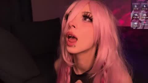 Snapshot of darkfirenight chatting on 10.19.25 Yuu online show from 10.19.25