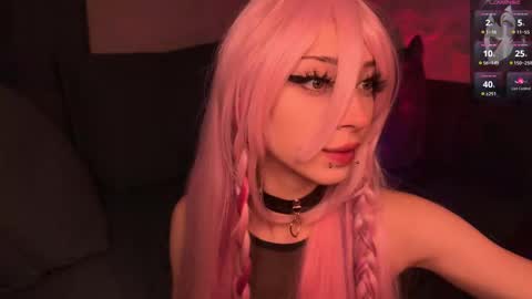 Snapshot of darkfirenight chatting on 10.20.25 Yuu online show from 10.20.25