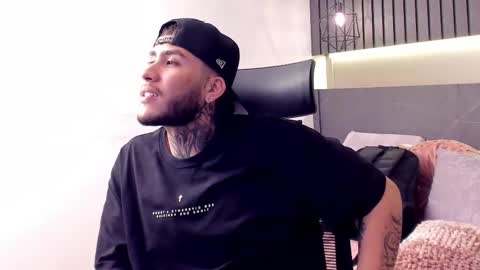 Snapshot of darkgoldengaze chatting on 11.11.25 Dark online show from 11.11.25