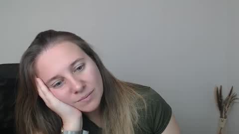 Snapshot of darklure_ chatting on 11.04.25 Anna online show from 11.04.25