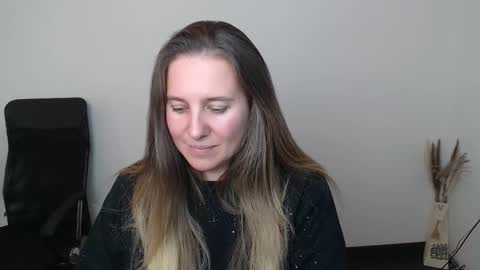 Snapshot of darklure_ chatting on 11.06.25 Anna online show from 11.06.25