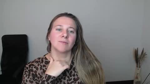 Snapshot of darklure_ chatting on 11.07.25 Anna online show from 11.07.25