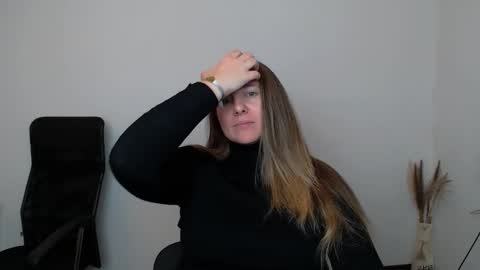 Snapshot of darklure_ chatting on 11.08.25 Anna online show from 11.08.25