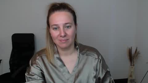 Snapshot of darklure_ chatting on 11.09.25 Anna online show from 11.09.25