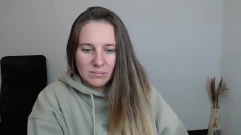 Snapshot of darklure_ chatting on 11.11.25 Anna online show from 11.11.25