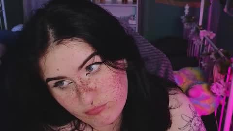 Snapshot of darksh1ne chatting on 11.12.25 Shine online show from 11.12.25