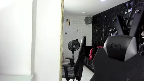 Snapshot of darlingbdsm_ chatting on 06.17.26 Darling online show from 06.17.26
