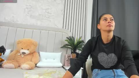 Snapshot of daryareed chatting on 11.17.25 Darya online show from 11.17.25