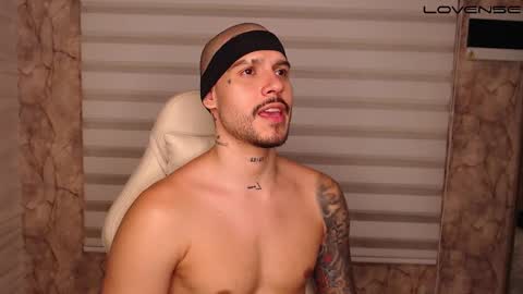 Snapshot of david_col11 chatting on 11.01.25 David col11 online show from 11.01.25