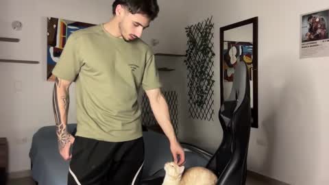 Snapshot of david_muller_ chatting on 10.21.25 David online show from 10.21.25