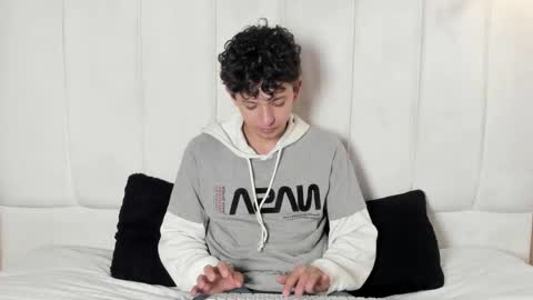 Snapshot of david_roy_ chatting on 02.18.26 Roy online show from 02.18.26