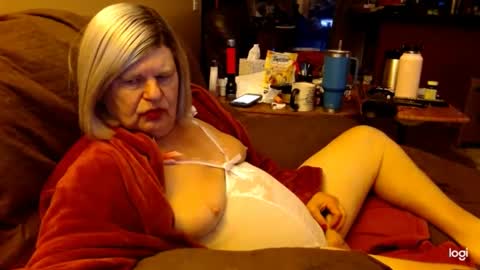 Snapshot of dawndoesall chatting on 01.05.25 dawndoesall online show from 01.05.25