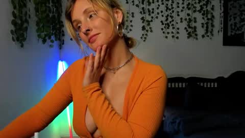 Snapshot of dayna_sunset chatting on 10.16.25 dayna_sunset online show from 10.16.25