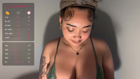 Snapshot of dayqueen1 chatting on 10.01.25 dayqueen1 online show from 10.01.25