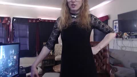 Snapshot of deadpuddle chatting on 02.10.26 Sophie Warren online show from 02.10.26