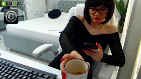 Snapshot of dear_ellisse chatting on 12.19.24 Elly online show from 12.19.24