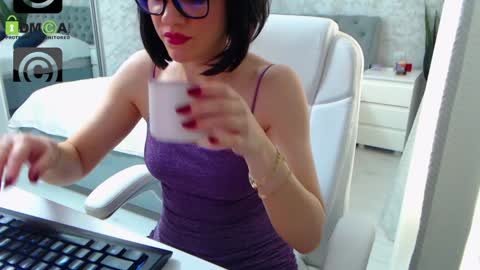 Snapshot of dear_ellisse chatting on 01.28.25 Elly online show from 01.28.25