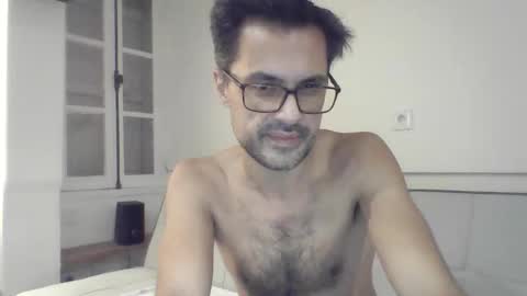 decchill19 online show from 10.20.25