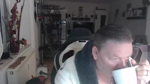 Snapshot of deinprinz2312 chatting on 11.18.25 deinprinz2312 online show from 11.18.25