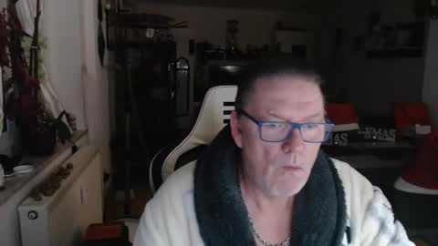 Snapshot of deinprinz2312 chatting on 12.15.25 deinprinz2312 online show from 12.15.25