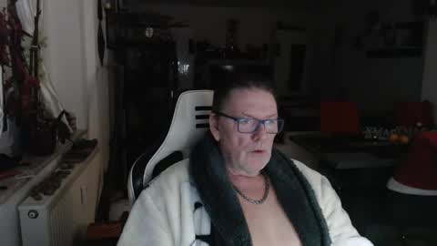 Snapshot of deinprinz2312 chatting on 12.17.25 deinprinz2312 online show from 12.17.25
