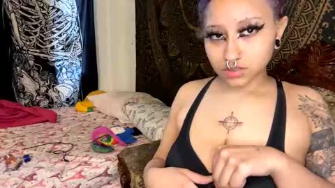 Snapshot of deluxxxeblu chatting on 01.25.25 TankinBody online show from 01.25.25