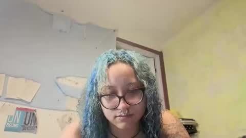 Snapshot of deluxxxeblu chatting on 10.05.25 TankinBody online show from 10.05.25
