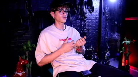 Snapshot of demonkush_ chatting on 11.07.25 DemonKush online show from 11.07.25