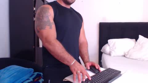 Snapshot of derek_group chatting on 11.04.25 Derek online show from 11.04.25