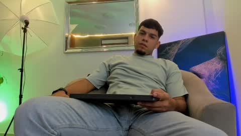 Snapshot of derek_simeon chatting on 11.04.25 derek online show from 11.04.25