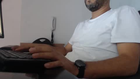 Snapshot of derrik_ chatting on 12.04.24 online show from 12.04.24