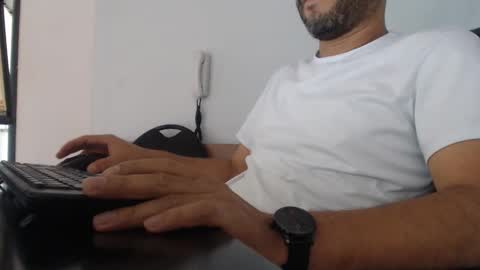 Snapshot of derrik_ chatting on 12.04.24 online show from 12.04.24