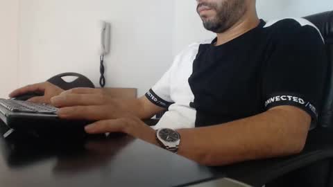 Snapshot of derrik_ chatting on 12.10.24 online show from 12.10.24