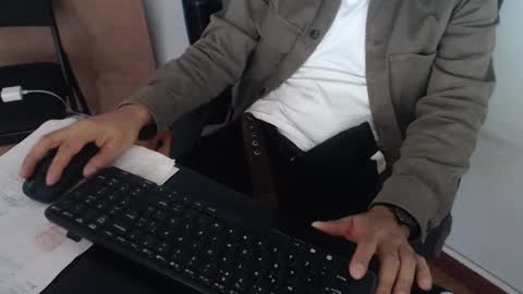 Snapshot of derrik_ chatting on 01.03.25 online show from 01.03.25