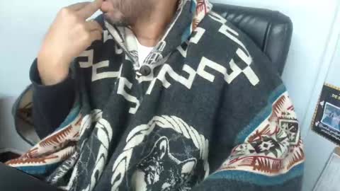 Snapshot of derrik_ chatting on 10.01.25 online show from 10.01.25