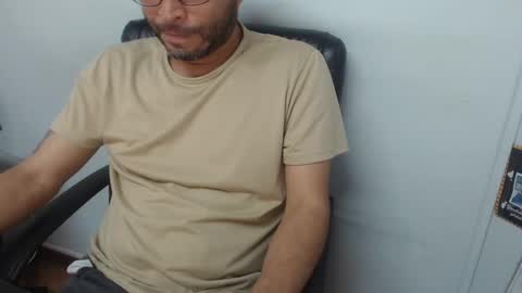 Snapshot of derrik_ chatting on 11.09.25 online show from 11.09.25